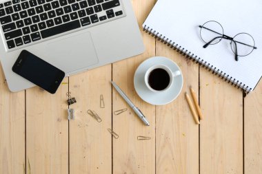 Çeşitli araçlar ve aksesuarları ile ahşap masa