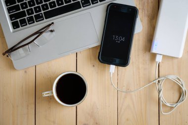 Çeşitli araçlar ve aksesuarları ile ahşap masa