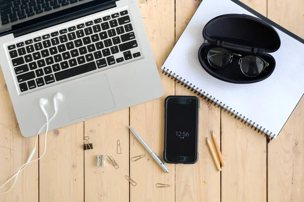 Houten bureau met diverse gadgets en accessoires — Stockfoto