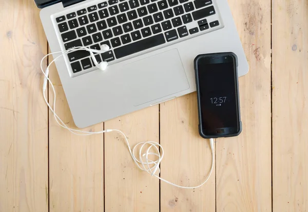 Mesa de madeira com vários gadgets e acessórios — Fotografia de Stock