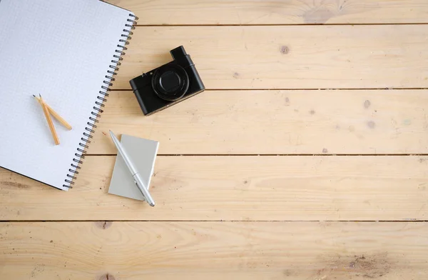 Scrivania in legno con vari gadget e accessori — Foto Stock