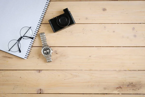 Escritorio de madera con varios aparatos y accesorios — Foto de Stock