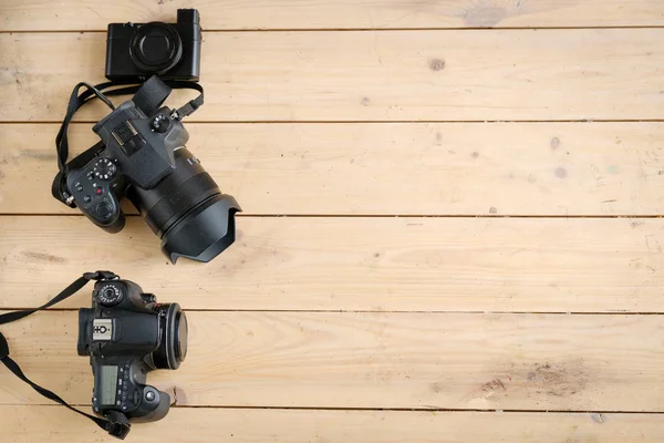 Digitalkameras auf dem Holztisch — Stockfoto