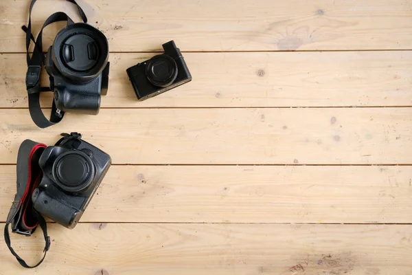 Цифровые камеры на деревянном столе — стоковое фото