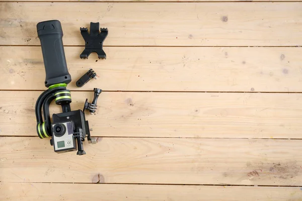 Caméra d'action sur la table en bois avec stabilisateur — Photo