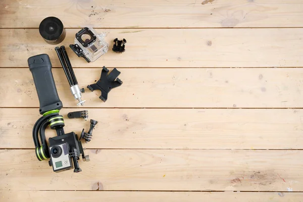 Caméra d'action sur la table en bois avec stabilisateur — Photo