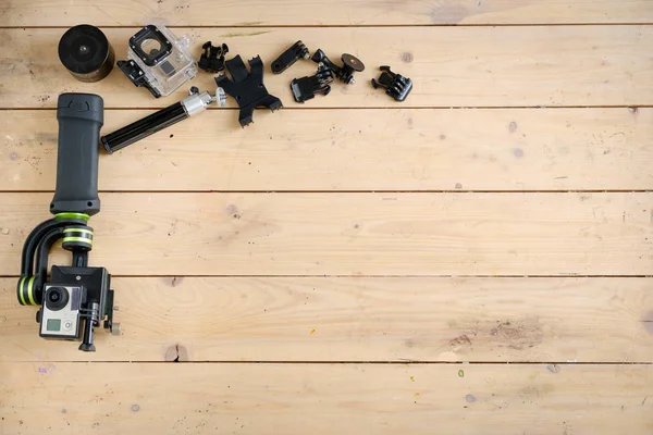 Активная камера на деревянном столе со стабилизатором — стоковое фото
