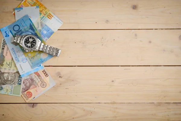 Billetes diferentes países en la mesa de madera — Foto de Stock