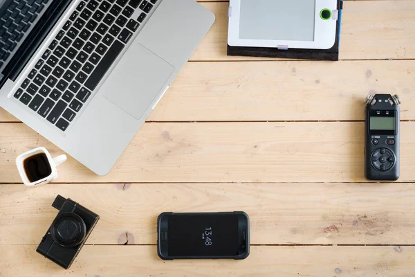 Bureau en bois avec divers gadgets et accessoires — Photo