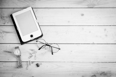 Çeşitli araçlar ve aksesuarları ile ahşap masa