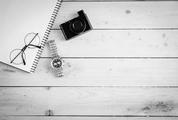 Holztisch mit verschiedenen Gadgets und Zubehör — Stockfoto