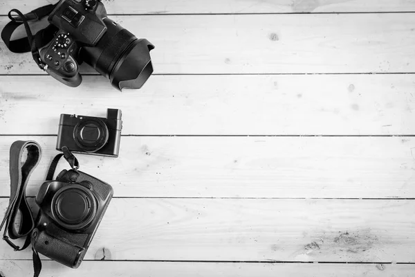 Cámaras digitales en la mesa de madera — Foto de Stock