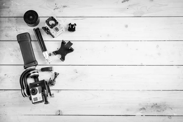 Caméra d'action sur la table en bois avec stabilisateur — Photo