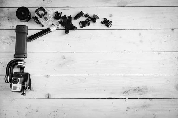 Caméra d'action sur la table en bois avec stabilisateur — Photo