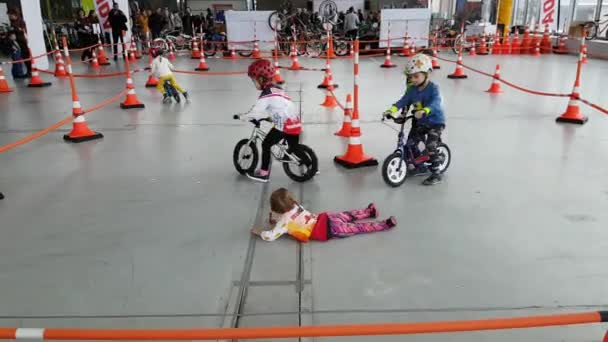 Dzieci w wieku 4-6 lat są wyścigi na rowerach podczas wystawy Velo Park 2017 — Wideo stockowe