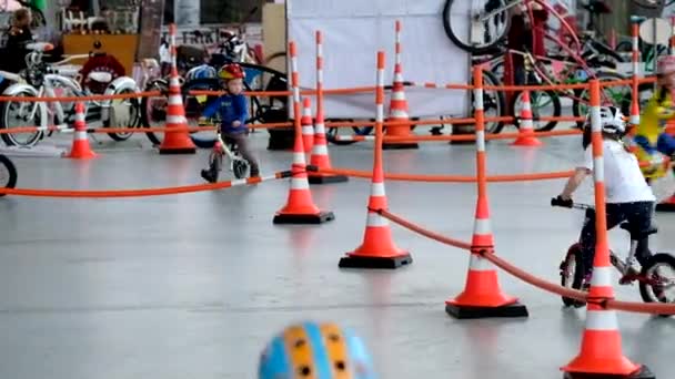 Kinderen van 4-6 jaar racen op de fiets tijdens Velo Park 2017 tentoonstelling — Stockvideo