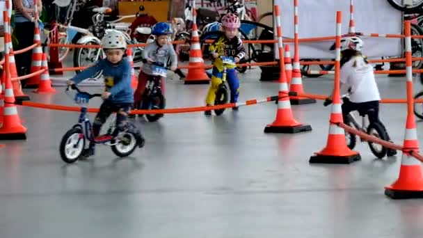 Dzieci w wieku 4-6 lat są wyścigi na rowerach podczas wystawy Velo Park 2017 — Wideo stockowe