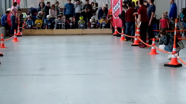 Niños de 4 a 6 años compiten en bicicleta durante la exposición Velo Park 2017 — Vídeos de Stock