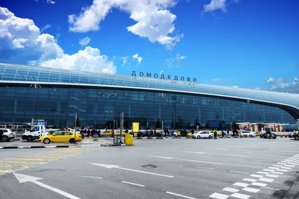 Exterior del edificio del aeropuerto internacional Domodedovo durante el día con cielo azul — Foto de Stock