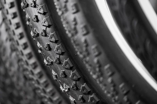 Neumáticos de bicicletas de diferentes protectores — Foto de Stock