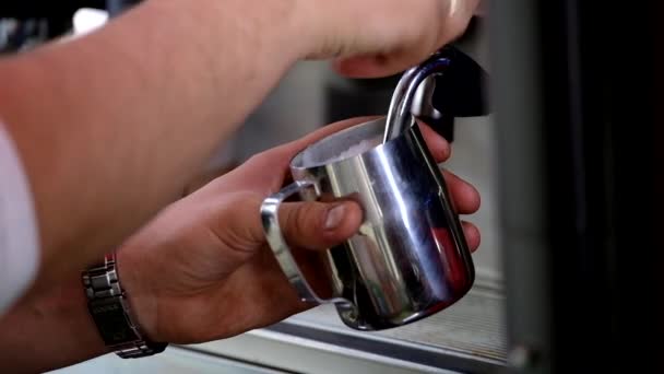 Barista haciendo leche espumosa — Vídeos de Stock