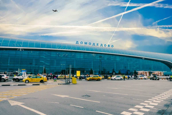 Exterior do edifício internacional do aeroporto de Domodedovo à hora do dia com céu azul — Fotografia de Stock