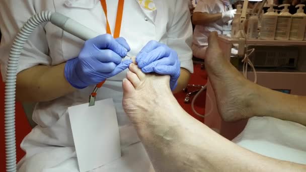 Pedicure specjalista pracuje z pacjentem — Wideo stockowe