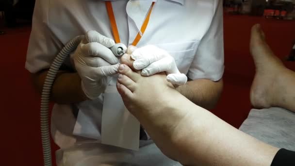 Especialista en pedicura trabaja con el paciente — Vídeo de stock