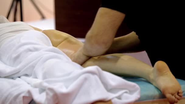 Професійний масаж тіла крупним планом — стокове відео