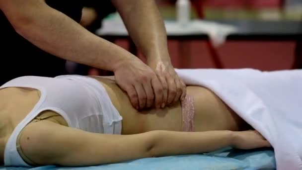 Professionelle Körpermassage aus nächster Nähe — Stockvideo
