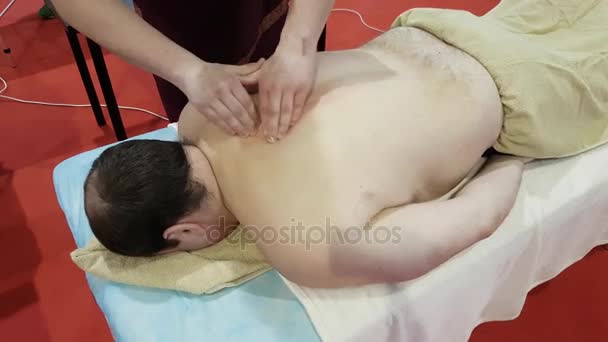 Профессиональный массаж тела — стоковое видео