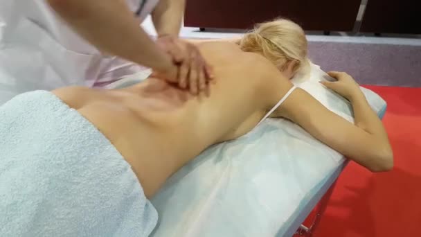 Профессиональный массаж тела — стоковое видео
