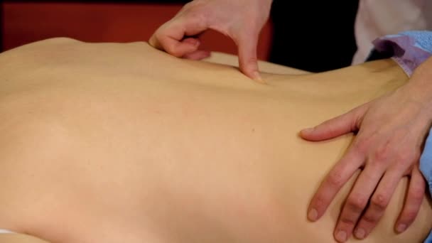 Професійний масаж тіла крупним планом — стокове відео