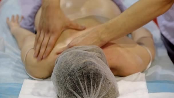 Profesyonel vücut masajı yakın çekim — Stok video