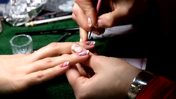 Manicura maestro trabaja con el cliente — Vídeo de stock