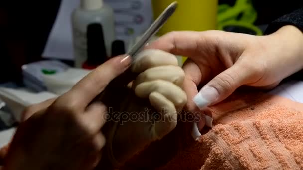 Manicure master funziona con il cliente — Video Stock