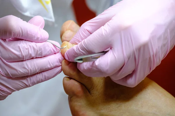 Especialista em pedicure trabalha com o paciente — Fotografia de Stock