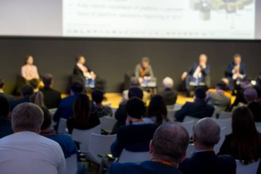 İzleyici olarak konferans salonu