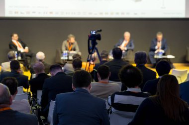 İzleyici olarak konferans salonu