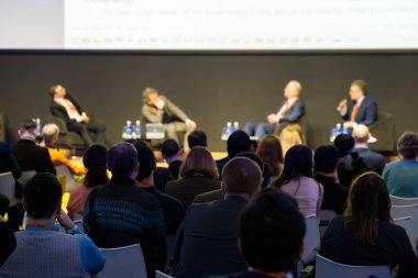 İzleyici olarak konferans salonu