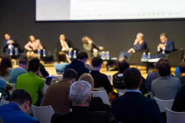 İzleyici olarak konferans salonu