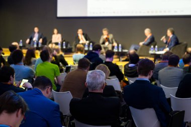 İzleyici olarak konferans salonu