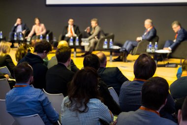 İzleyici olarak konferans salonu