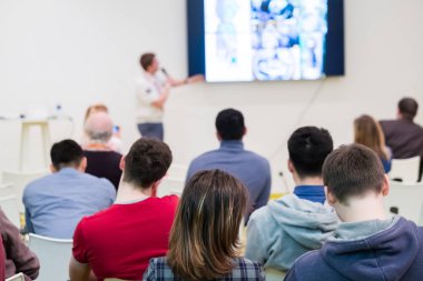 İzleyici olarak konferans salonu