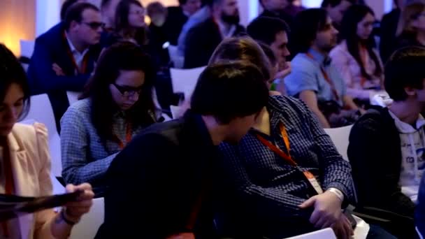 Le persone frequentano Inspace Forum 2017 — Video Stock