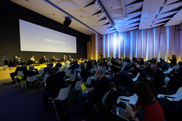 La gente asiste al Foro Inspace 2017 — Foto de Stock