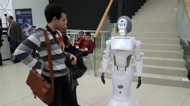 Ziyaret edenler robot ile iletişim