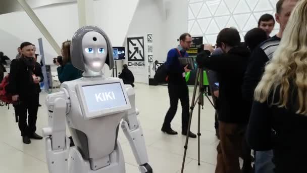 Los visitantes se comunican con el robot — Vídeo de stock