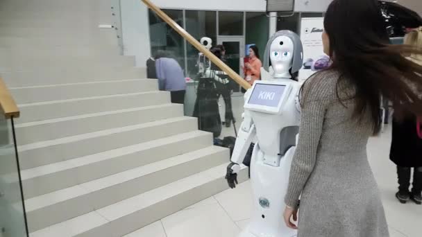 Los visitantes se comunican con el robot — Vídeos de Stock