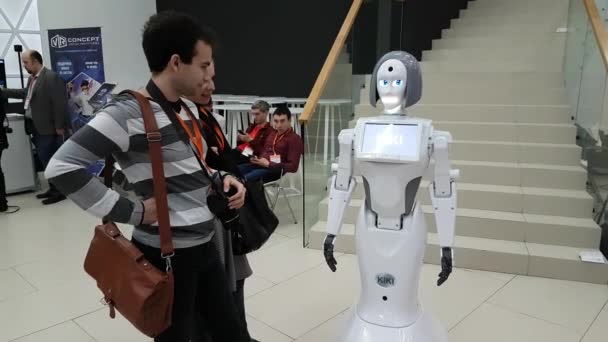 Visitantes se comunicam com o robô — Vídeo de Stock